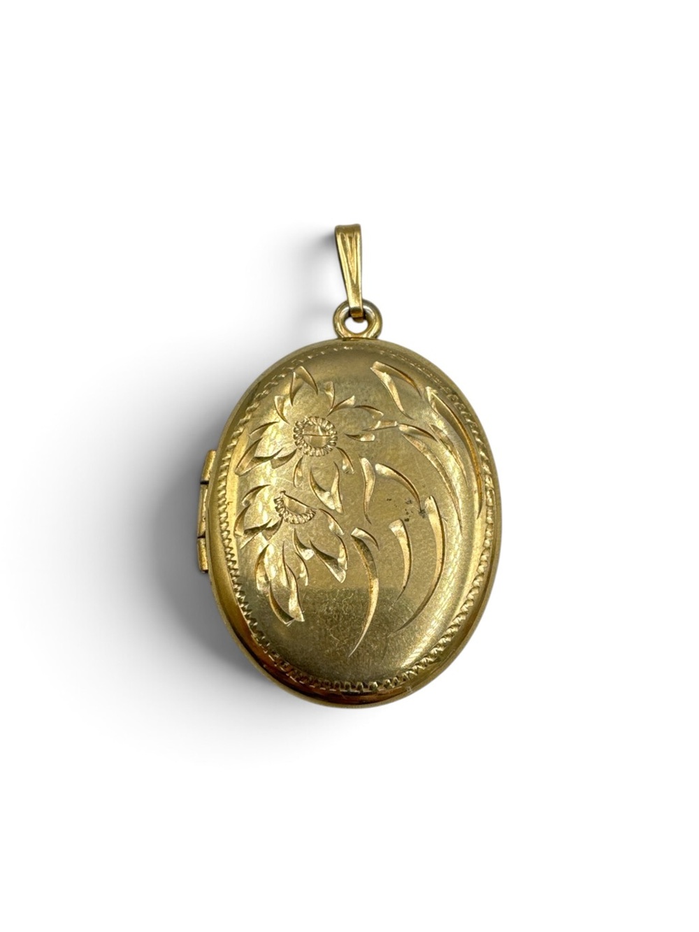 Vintage Gold Tone Oval Floral Engraved Locket Pendant Necklace